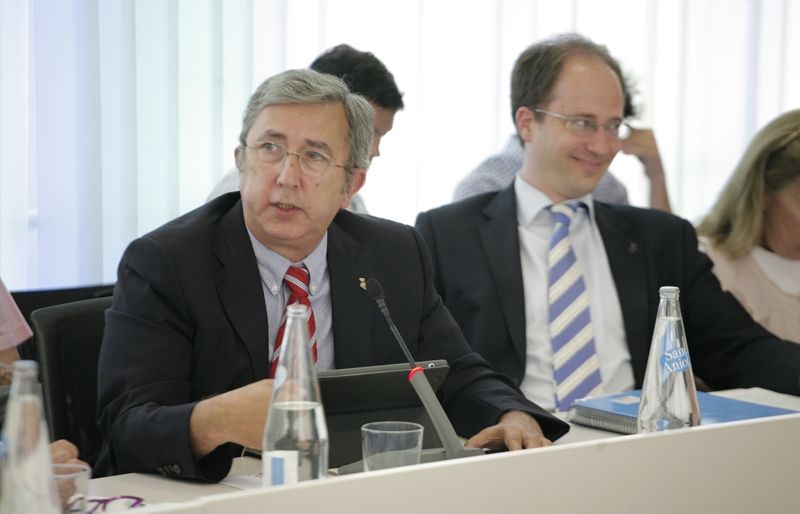Jordi Carreras del PP amb Álvaro Benejam durant la defensa de la moció. FOTO: Artur Ribera