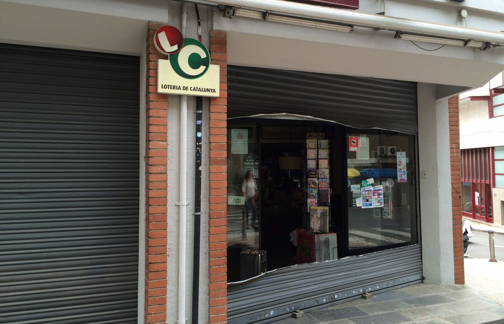 Estat en el qual ha quedat la porta d'accés a l'establiment. FOTO: JM. Vallès