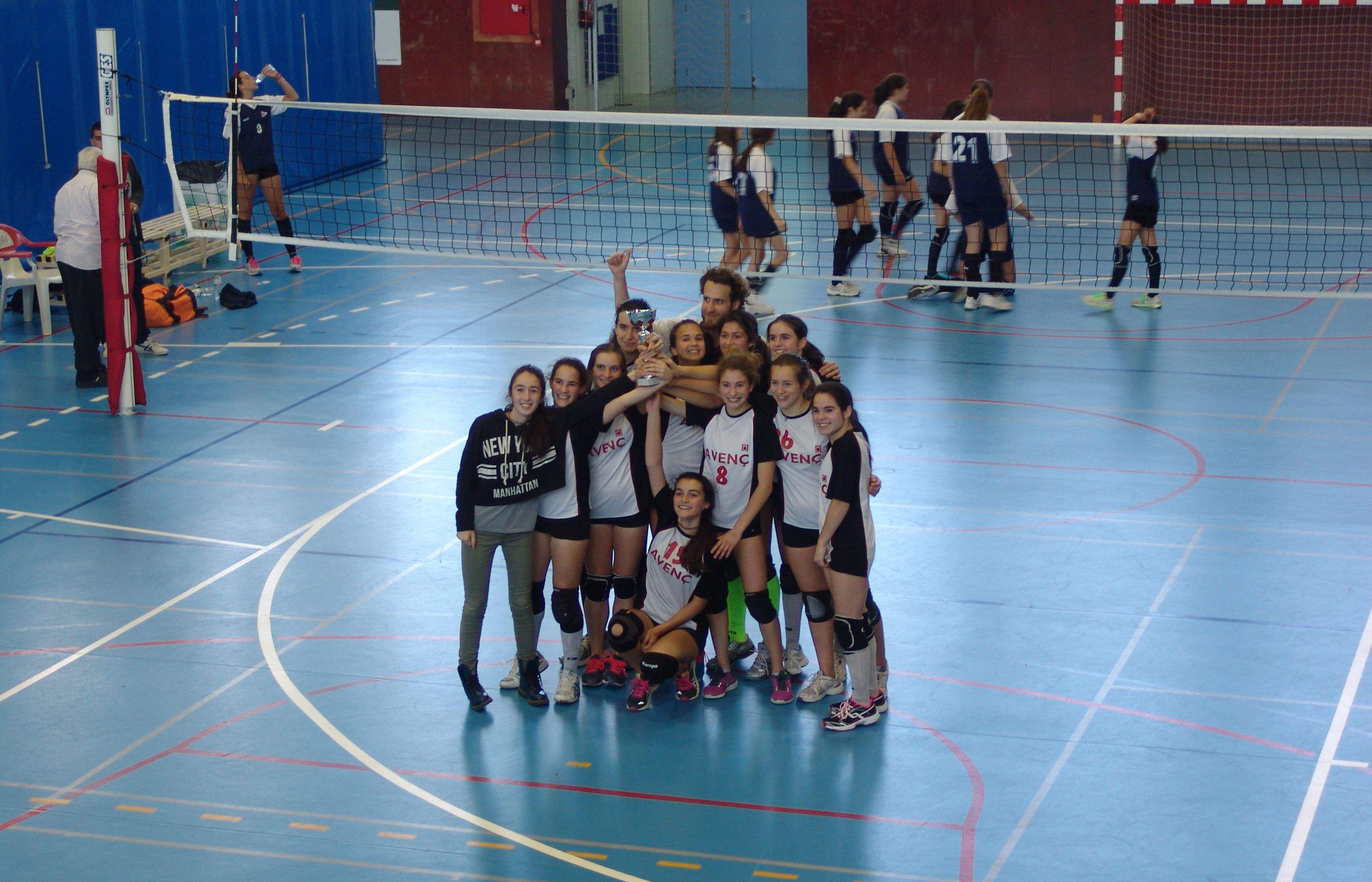 Excel·lent la temporada de l'equip infantil femení de voleibol de l'escola Avenç. FOTO: Cedida