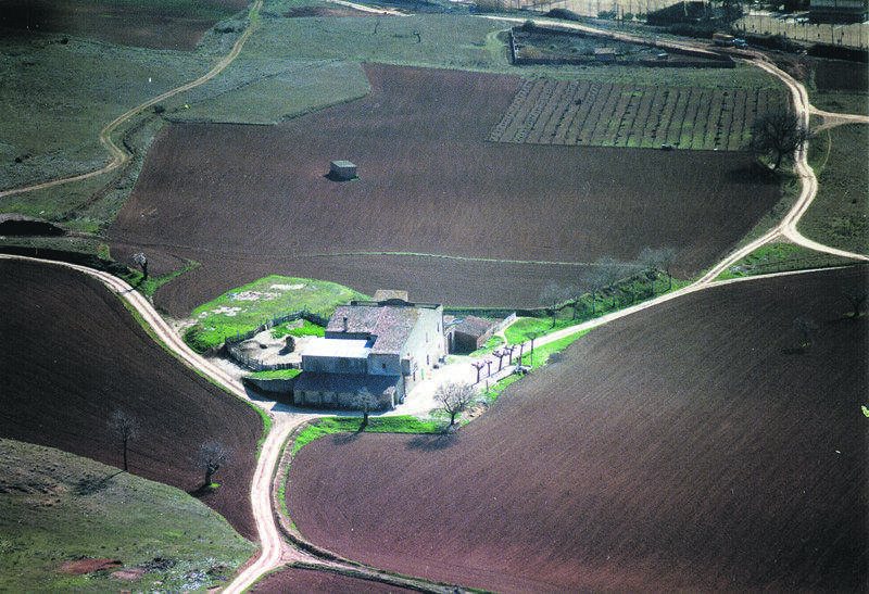 La masia de Can Rabella rodejada de camps, anys vuitanta
