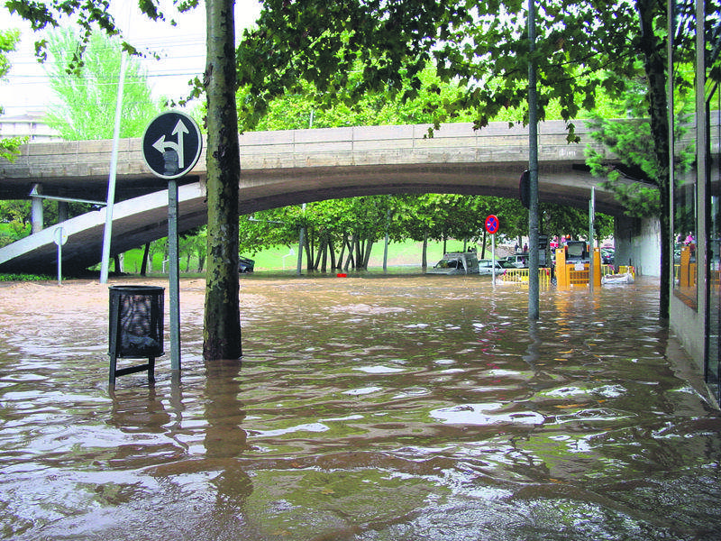 Una de les nombroses inundacions que va patir aquest punt situat sota el pont de la via del tren