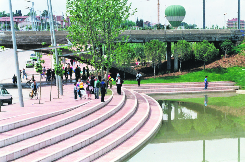 L'antic llac del Parc Central, actualment una zona esportiva