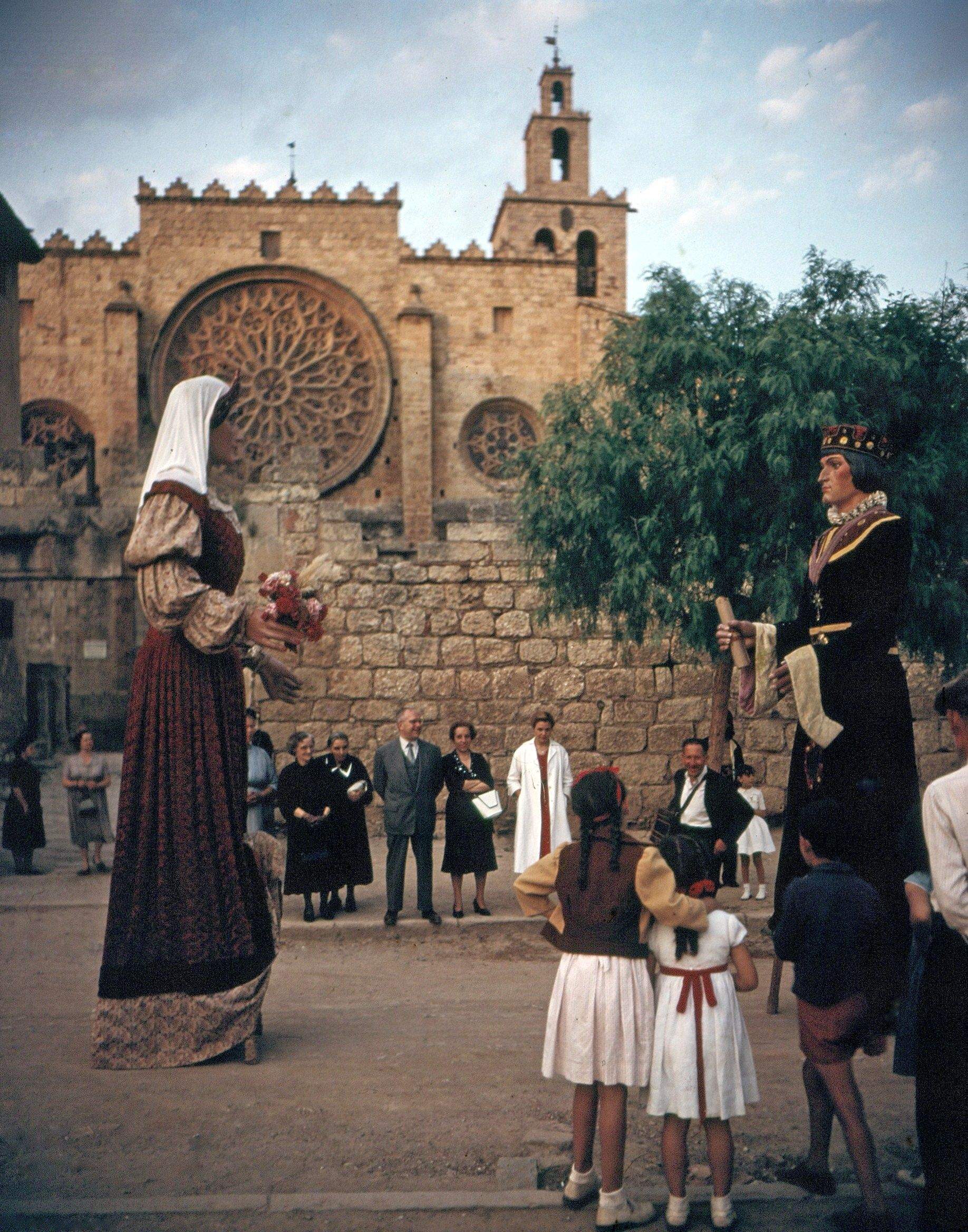 Els gegants davant del Monestir