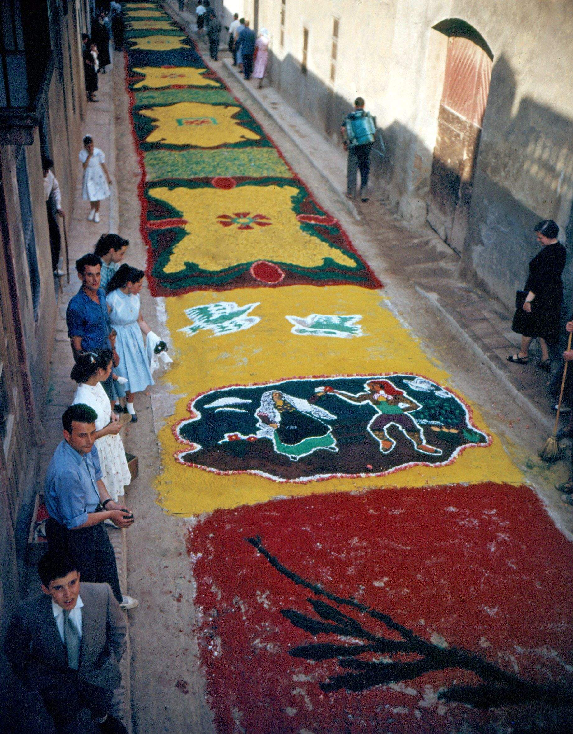 Paga-li Joan, obra de l'artista santcugatenc Josep Grau-Garriga (a l'esquerra). Carrer de Sant Antoni