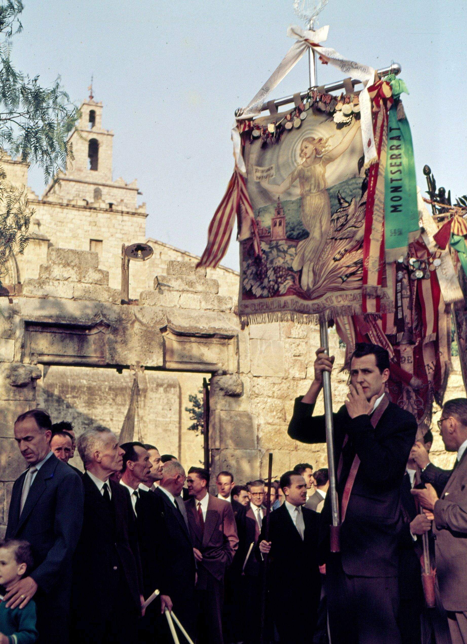 Cercavila davant del Monestir, 1955