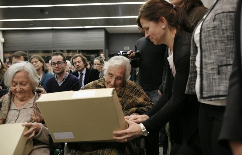 Moment del retorn de part dels 'papers de Salamanca' als seus propietaris l'any 2012 a l'ANC. FOTO: Artur Ribera