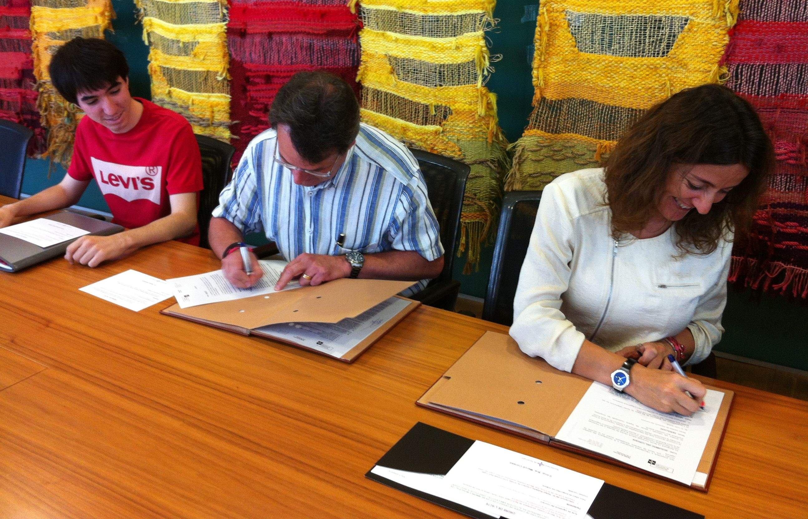 Rafa Robledo i Mercè Conesa signant el conveni. FOTO: À. L. P.