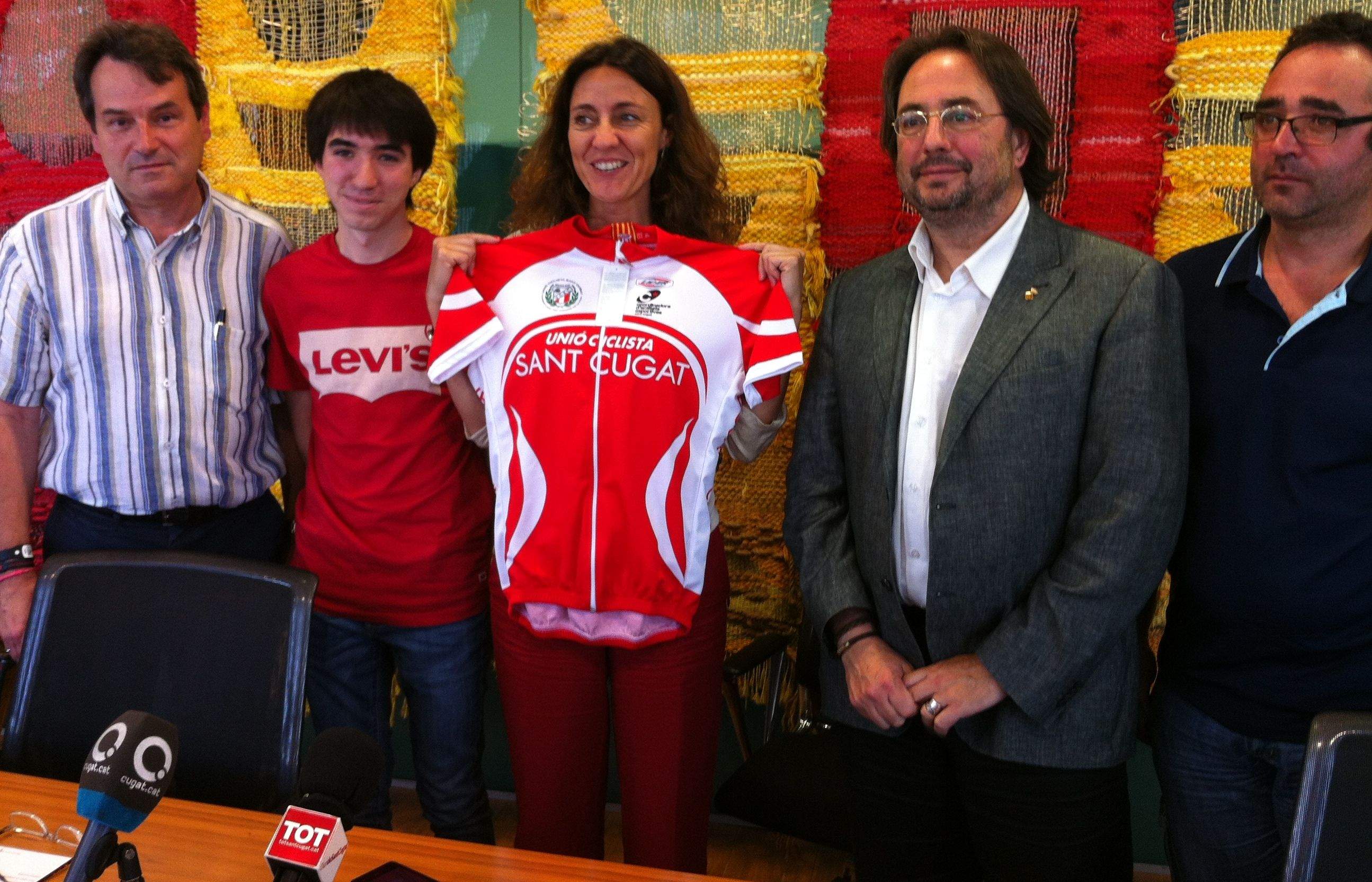 La Unió Ciclista Sant Cugat ha lliurat un maillot de l'entitat a l'alcaldessa. FOTO: À. L. P.