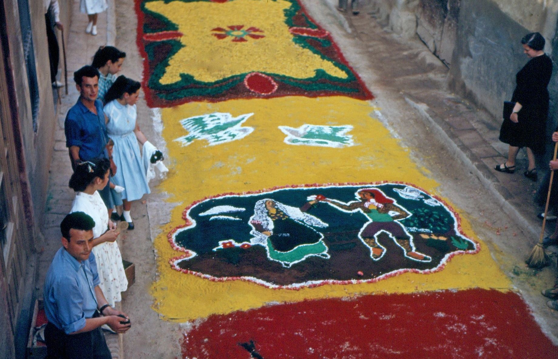 Catifa del carrer de Sant Antoni amb el Joan i la Marieta ballant el Paga-li, Joan. Obra del santcugatenc Josep Grau-Garriga (esquerra de la imatge). FOTO: Octavi Galceran