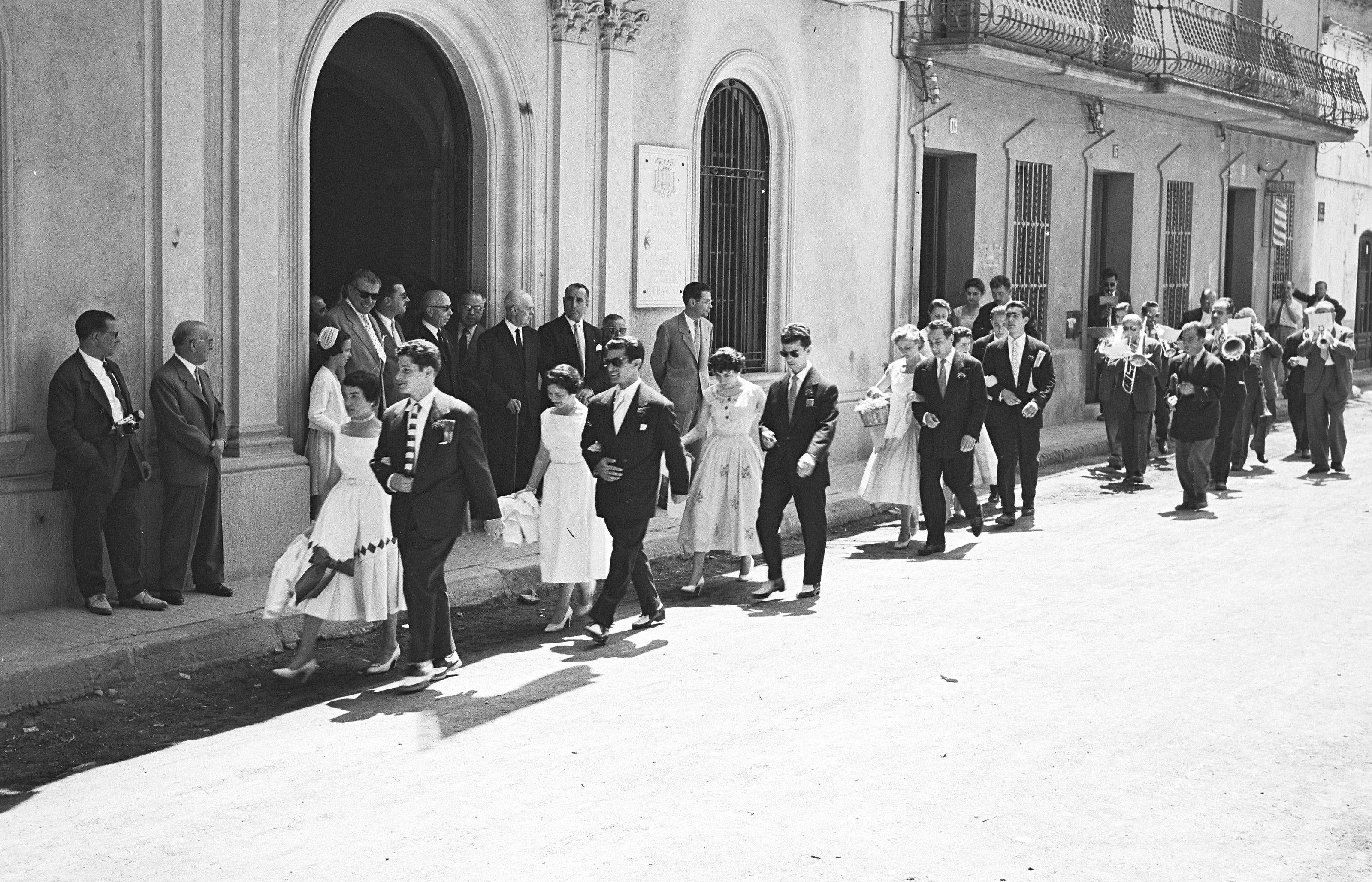 Davant l'Ajuntament antic, plaça Barcelona