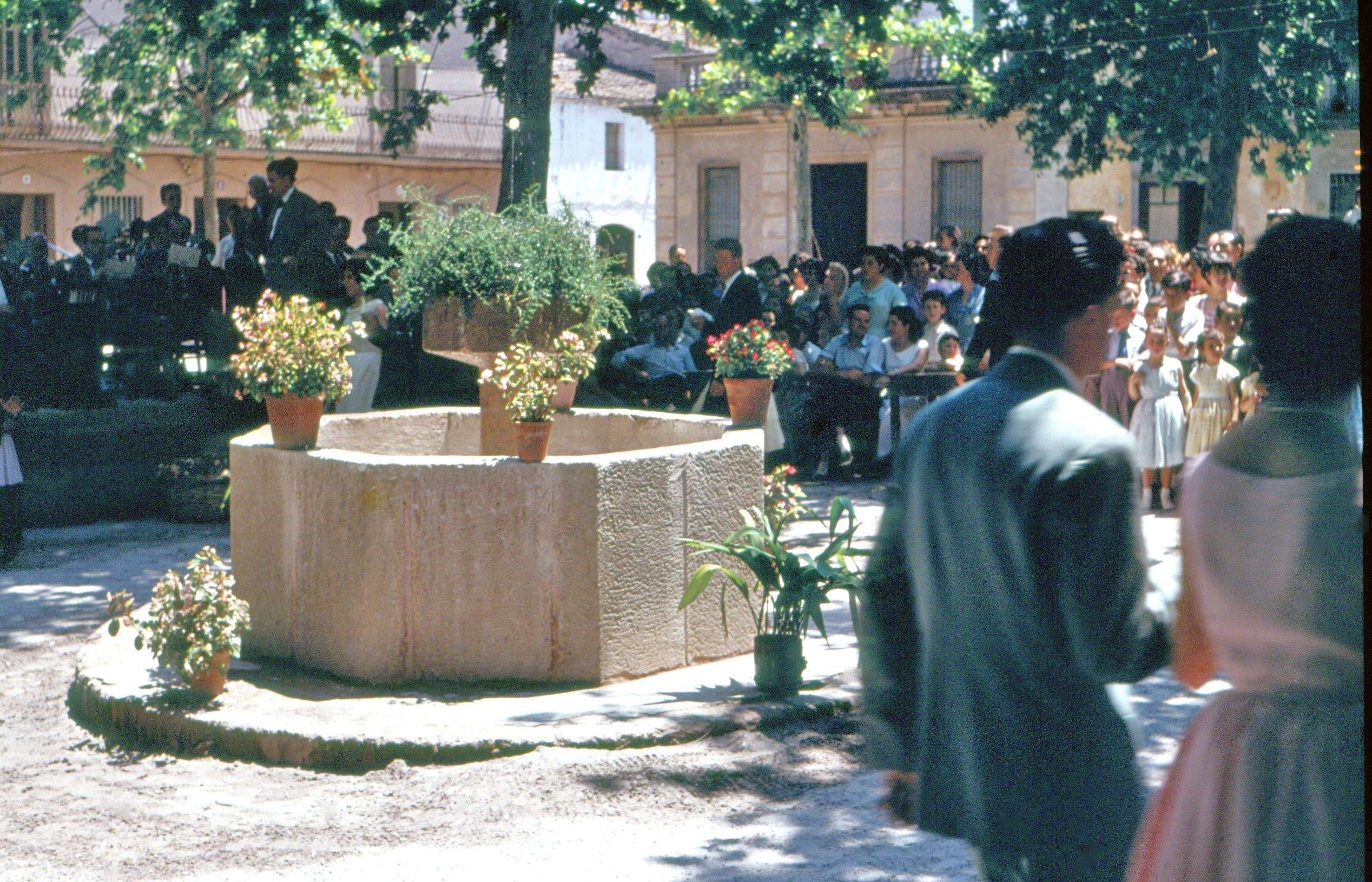 Ballant rodejant la font de la plaça de Barcelona