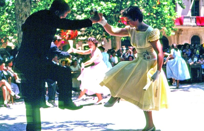 Ball del Paga-li Joan a la Pl. Barcelona, anys 50. FOTO: Octavi Galceran