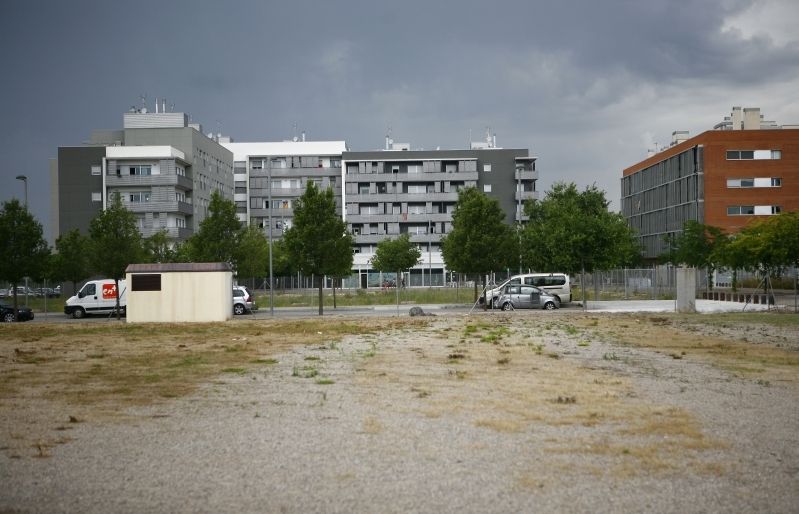 Aquesta és una de les imatges més habituals del barri, que a poc a poc va creixent i cada vegada són menys els solars buits. FOTO: Artur Ribera