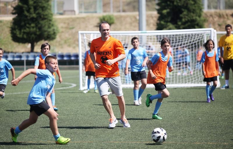 Andrés Iniesta, al campus del Junior FC, aquest divendres. FOTO: Lali Puig