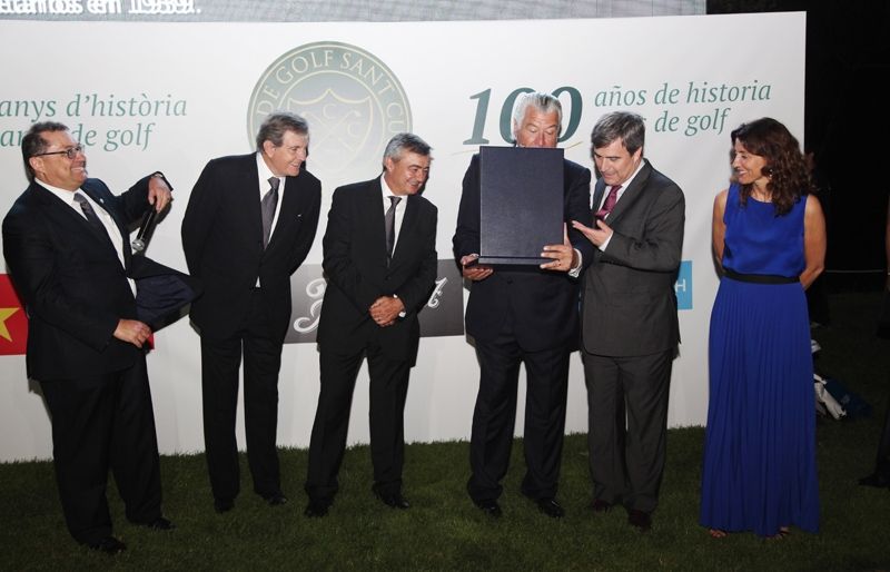Miguel Cardenal ha lliurat a Enrique Hevia la Medalla d'Or de la Reial Ordre del Mèrit Esportiu. FOTO: Lali Puig