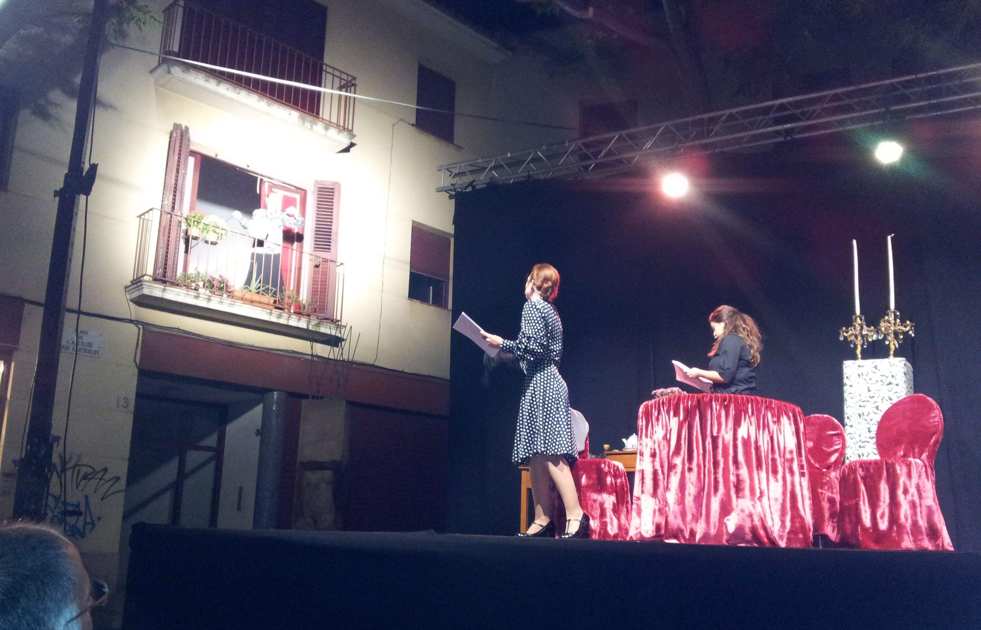 Moment de la representació de 'La senyora Florentina i el seu amor Homer' a la plaça de l'alcalde Magí Bartralot. FOTO: Ll. Ribas