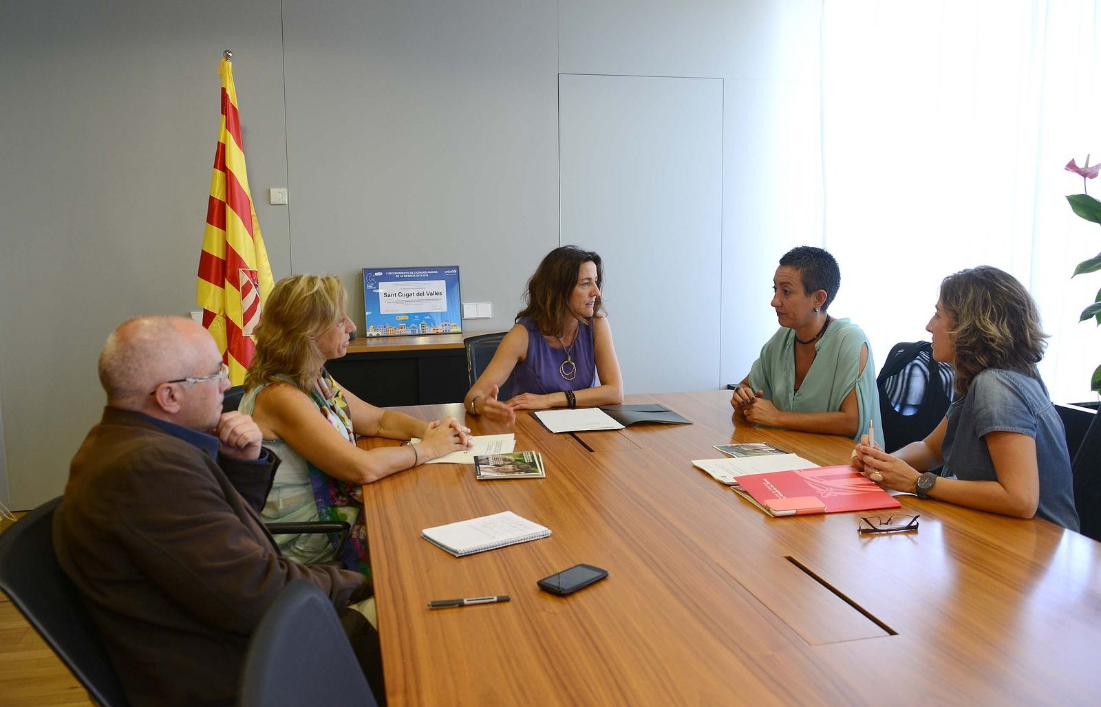 Mercè Conesa amb la presidenta de l'Institut Català de les Dones, entre d'altres, a la reunió a l'ajuntament. FOTO: Localpres