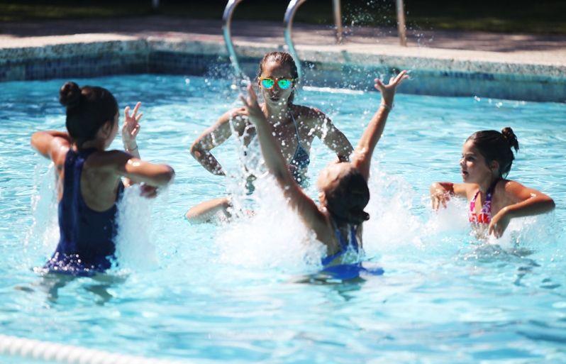 Gemma Mengual dirigint el campus de natació sincronitzada. FOTO: Lali Puig