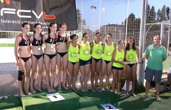 A l'esquerra, les jugadores del CV Sant Cugat. FOTO: Cedida