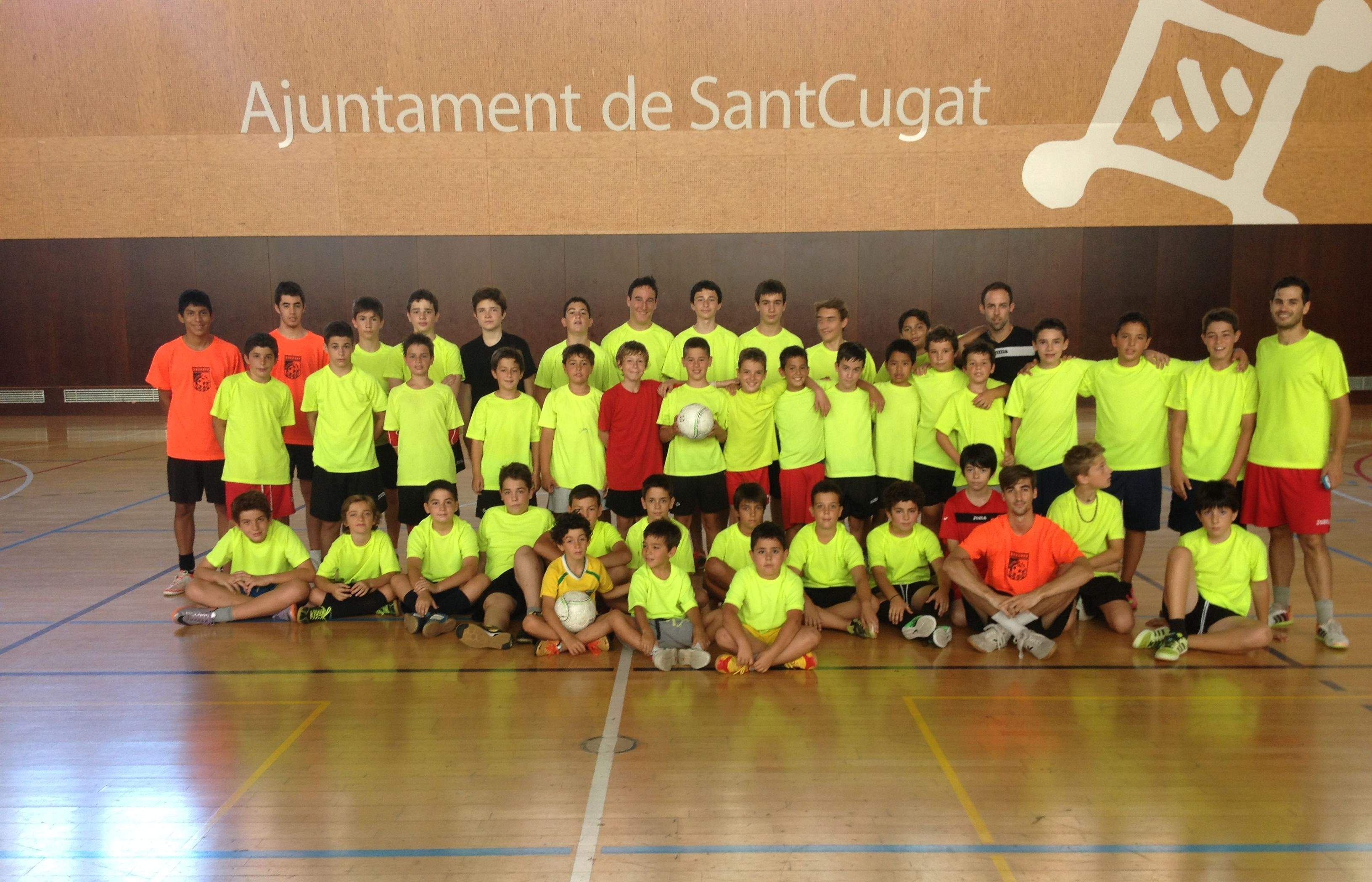 Participants del campus del Futbol Sala Sant Cugat i l'AE Sant Andreu-UBAE. FOTO: À. L. P.