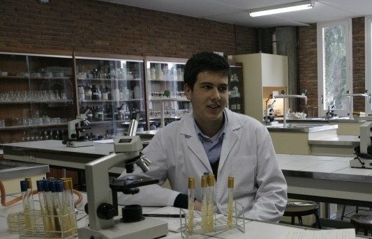 Lázaro en el laboratori. FOTO: Cedida