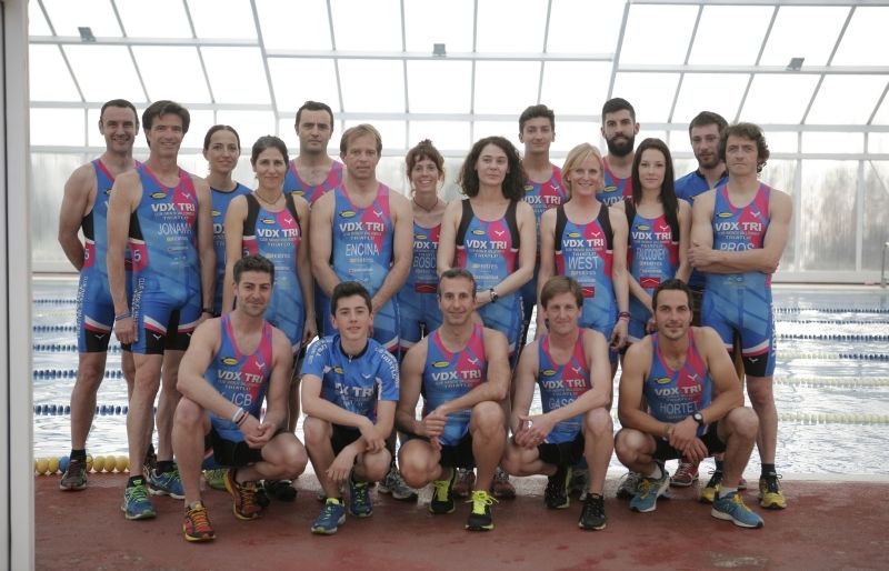Atletes de la secció de triatló del CN Valldoreix, al Complex Esportiu de Valldoreix. FOTO: Artur Ribera