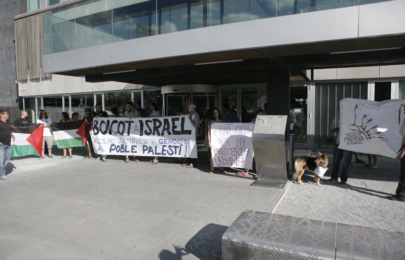 Tres concentracions coincideixen abans del ple municipal. FOTO: Artur Ribera