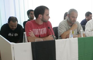 Regidors de la CUP, Ignasi Bea i Guim Pros, al ple del mes de juliol. FOTO: Artur Ribera