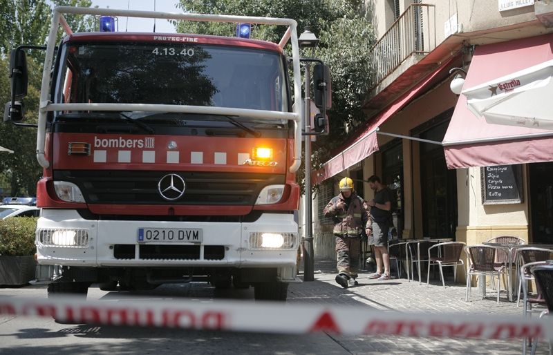 Tres dotacions dels Bombers s'han desplçat fins al bar afectat. FOTO: Artur Ribera