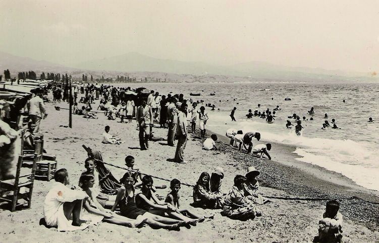 Als anys 40 era poc habitual anar a la platja. Des de Sant Cugat es tardaven quatre hores amb carro. CEDIDA 