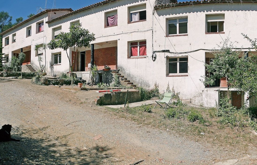 Segons el col·lectiu a les cases hi resideixen 11 persones, entre elles una família amb una criatura. FOTO: Artur Ribera