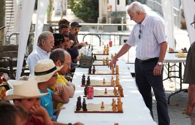 Simultània d'Escacs a la Plaça Miquel Ros