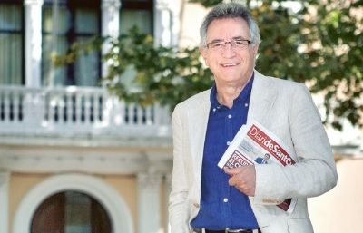 Víctor Alexandre amb el Diari de Sant Cugat, mitjà on es va publicar el retrat