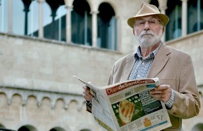 Eduard Jener,amb el Diari de Sant Cugat, mitjà on es va publicar el retrat