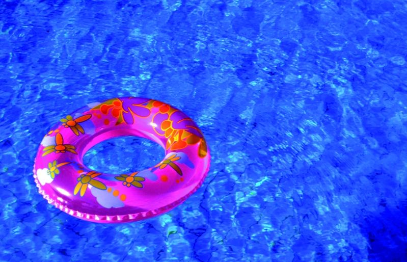 El clor sutilitza per a la desinfecció de laigua de la piscina. FOTO: Cedida