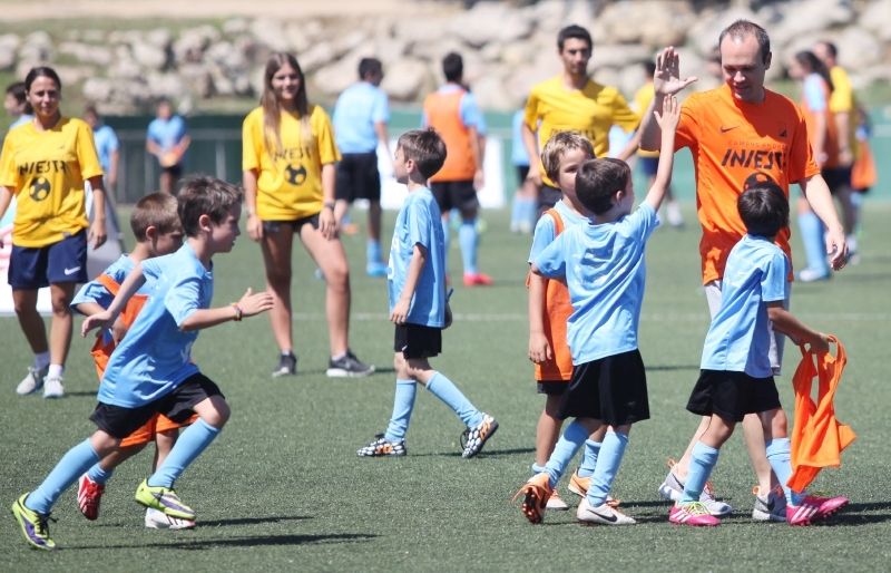 Andrés Iniesta ha visitat en diferents ocasions el seu campus al Junior FC. FOTO: Lali Puig