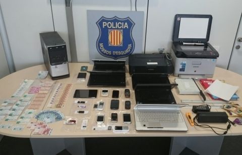 Material interceptat en un pis d'Esplugues de Llobregat on es fabricaven els bitllets falsos de transport. FOTO: Mossos d'Esquadra