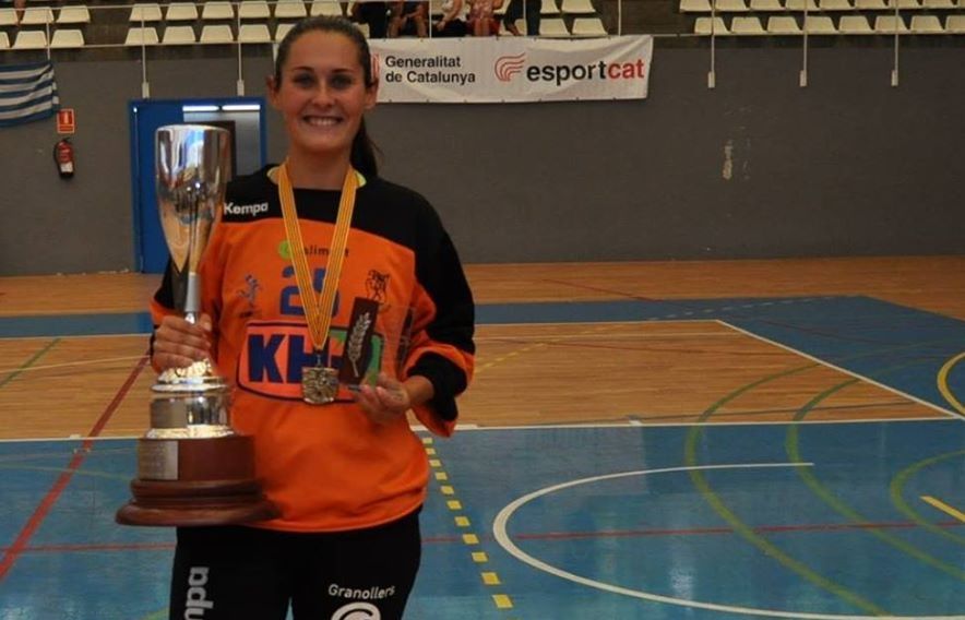 Andrea de la Torre, amb el trofeu de la Supercopa i el de millor portera. FOTO: Facebook Andrea de la Torre