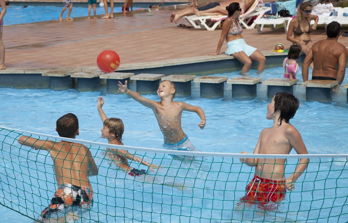 La piscina és un bon lloc per gaudir i jugar amb l'aigua. FOTO: Cedida