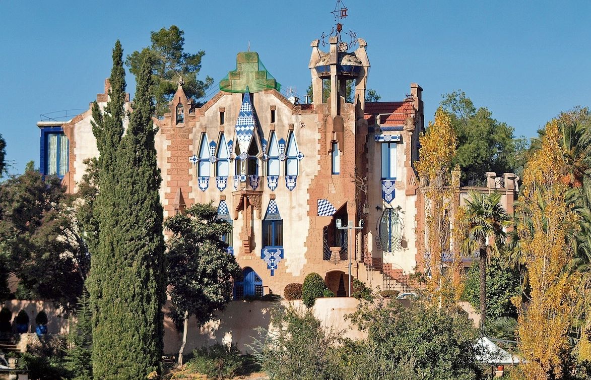  La Casa Lluch està situada a l&#146;entrada de Sant Cugat per l&#146;Arrabassada, en un indret on les cases modernistes es van fer un lloc  FOTO: Artur Ribera