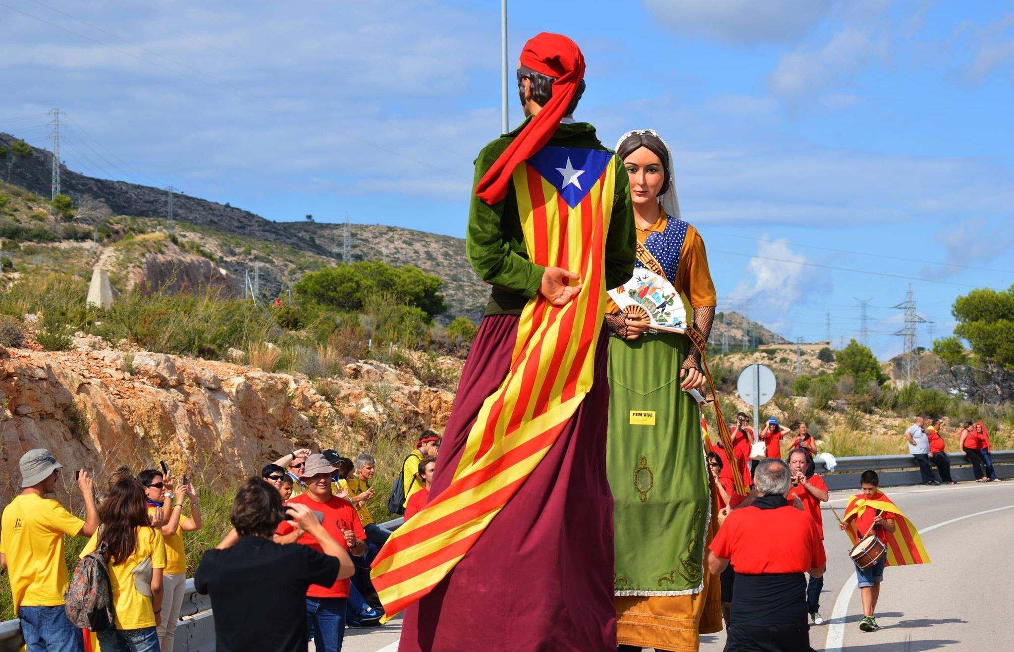 Els gegants van desplaçar-se al Tram de l'Hospitalet de l'Infant per la Via Catalana al 2013. FOTO: Adolf