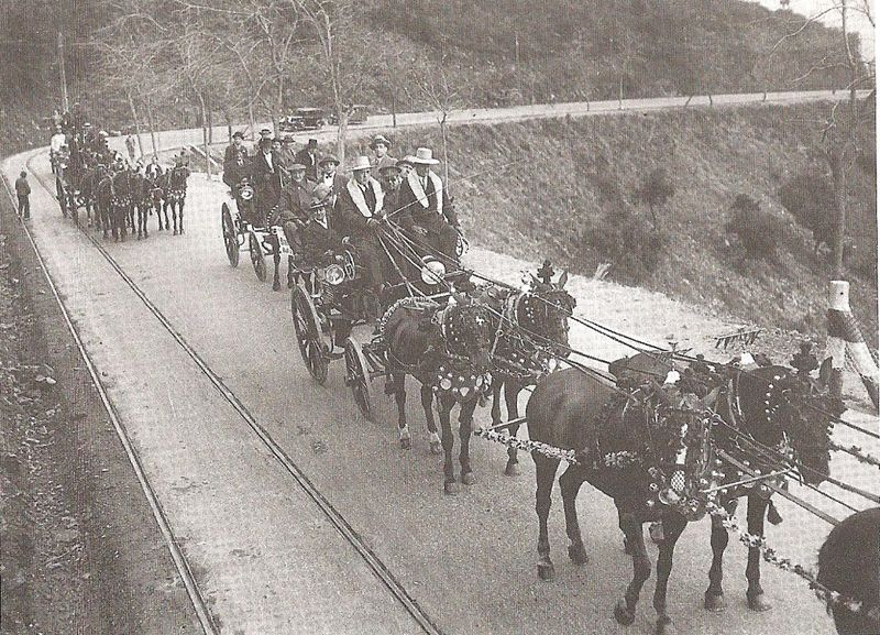 Participants a la Romeria de Sant Medir pujant l'Arrabassada al costat de la via del tramvia (1932)
