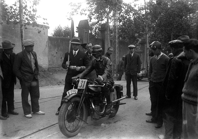 Leopoldo von Habsburg, arxiduc d'Àustria prenent la sortida de la cursa de l'Arrabassada (1922)