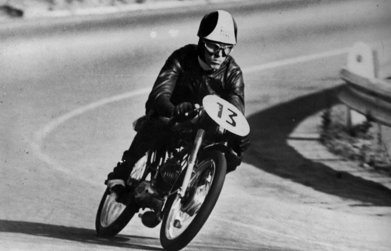 El pilot local Ricard Ribera en un revolt davant del mirador de l'Arrabassada (1970). FOTO: Jorge A. Viñals