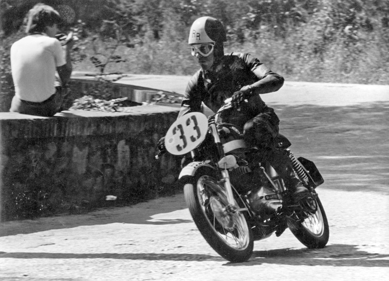 En Ricard Ribera passant pel revolt del Pont en la cursa Sant Cugat-Tibidabo de l'any 1972