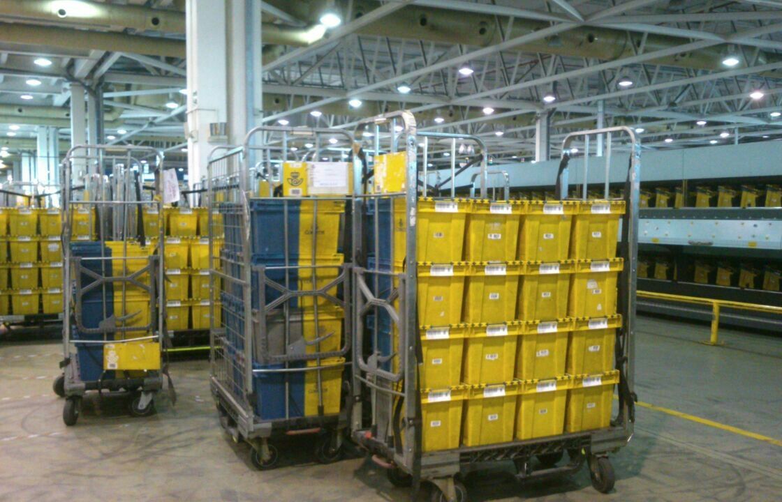  En aquestes capses hi hauria els paquets sense enviar, segons membres de la CGT. FOTO: Cedida