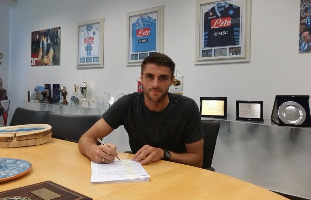 David López signant el seu nou contracte. FOTO: Napoli