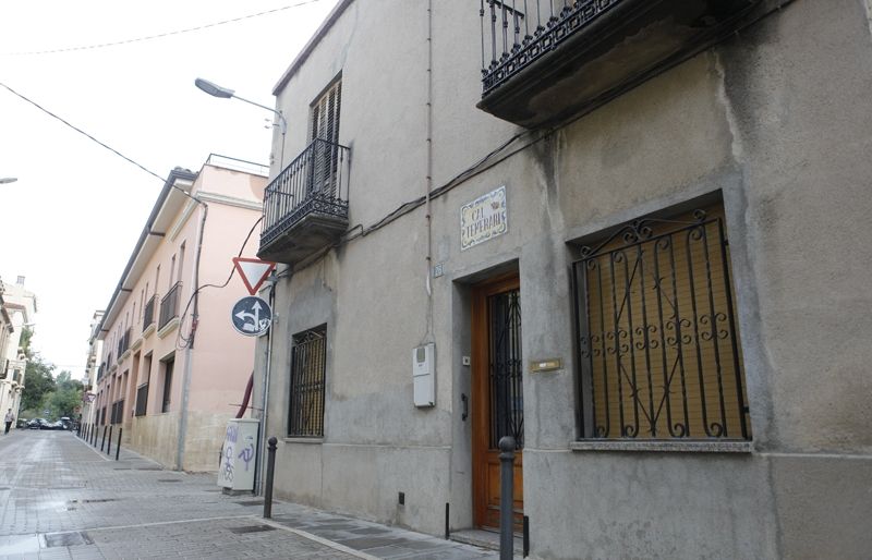 Les obres s'han iniciat amb l'extracció d'uralita de la façana de la casa de Cal Temerari, al carrer de plana Hospital, 23. FOTO: Artur Ribera