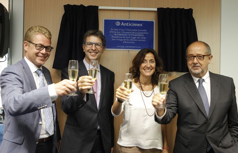 Brindis per la inauguració de la seu d'Anticimex a Sant Cugat. FOTO: Artur Ribera