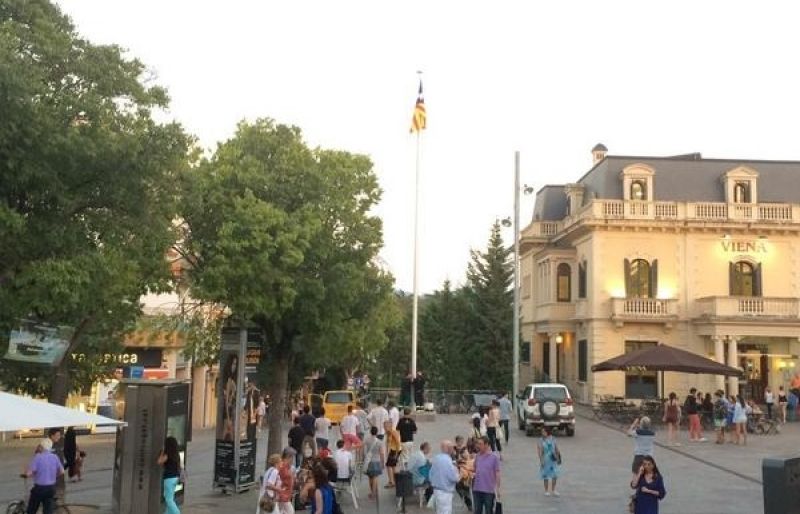 L'estelada oneja a la plaça de Lluís Millet des de dia 10 de setembre. FOTO: J.M.Vallès
